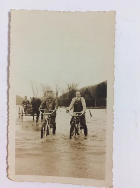 Vintage Original Foto Teenager auf dem Fahrrad Oneonta, New York 18. März 1936 Überschwemmung 3