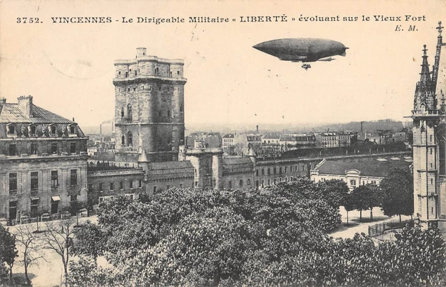 Cpa 94 Vincennes / The Military Airship Freedom Evolving On The Old Fort