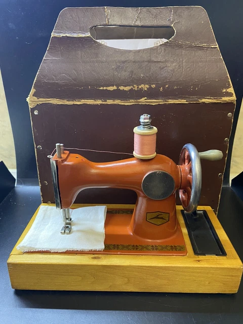 Scatola Con Molti Giocattoli Fotografia Stock - Immagine Di - Foto 5