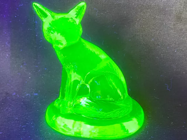 Green Vaseline glass sly fox glow neon forest animal uranium yellow paperweight