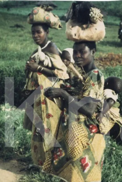 altes Foto Belgisch-Kongo Krieger Frauen mit Kopflast, 1956, 1950er, 15x10cm