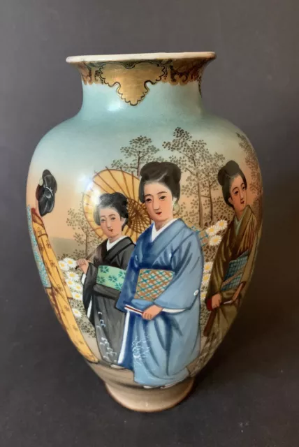 Japanische Vase Porzellan figürliches Dekor Signatur Japan China