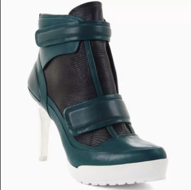 NEW BCBG MAX AZRIA RUNWAY Powe Lug-sole Platform Ankle Day Boots Green Size 8