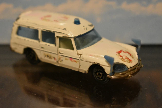Miniature Citroën DS21 Ambulance Majorette - Réf 206 - Échelle 1/65 - Rouge - Pour Pièces Ou Collection - Occasion