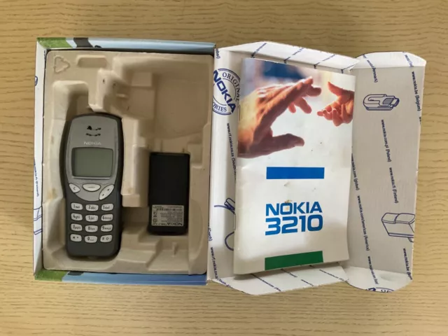 Téléphone Mobile Nokia 3210 avec sa boîte d’origine et son manuel d’utilisation