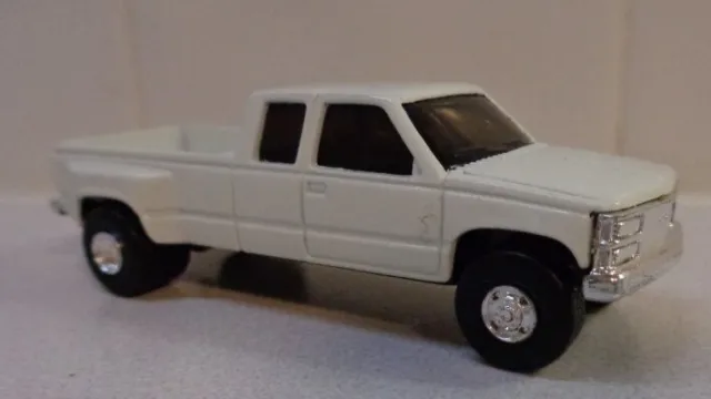 Ertl Farm Country  1/64 1996 Chevrolet Extended Cab Dually Pickup White - Loose