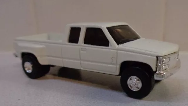 Ertl Farm Country 1/64 1996 Chevrolet Extended Cab Dually Pickup White - Loose Ertl Farm Country 1/64 1996 Chevrolet Extended Cab Dually Pickup White - Loose