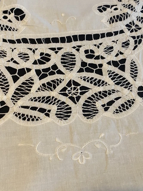 Nappe Ancienne Brodée Main - Motifs Richelieu Et Jours - Dentelle Blanche