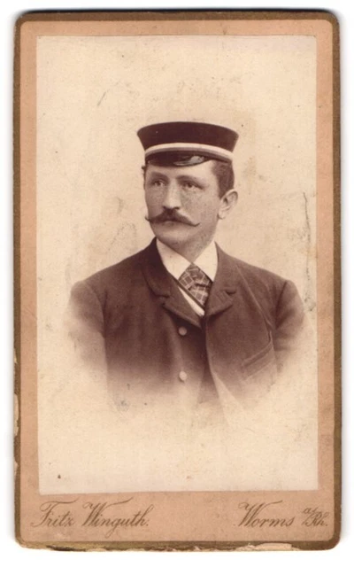 Fotografie Fritz Winguth, Worms a. Rh., älterer Student im Anzug mit Biedermeie
