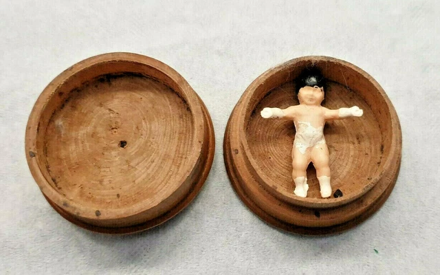 Poupée bleuette ancienne : minuscule baigneur dans une boite en buis