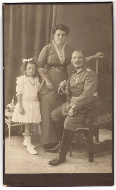 Fotografie J. Fuchs, Berlin-Schöneberg, Hauptstr. 19, Offizier in Uniform mit O