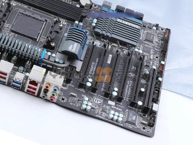 ONE GIGABYTE GA-990FXA-UD5 Socket AM3+ AMD 990FX DDR3 ATX USB3.0