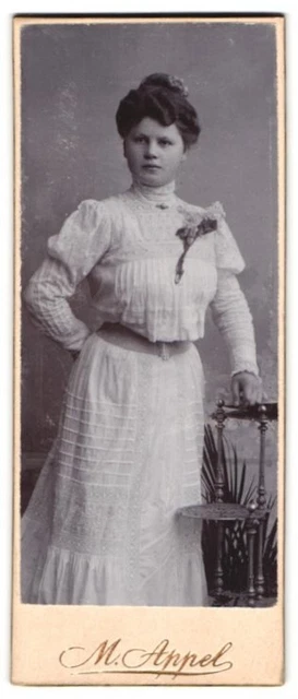 Fotografie M. Appel, Berlin, Portrait junge Dame in weißer Kleidung