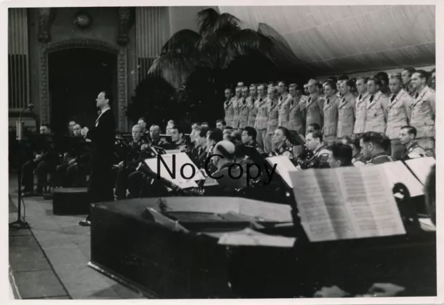 Foto  WK2 - Afrika Tunis Musik Orchester der Wehrmacht gibt Konzert  X105