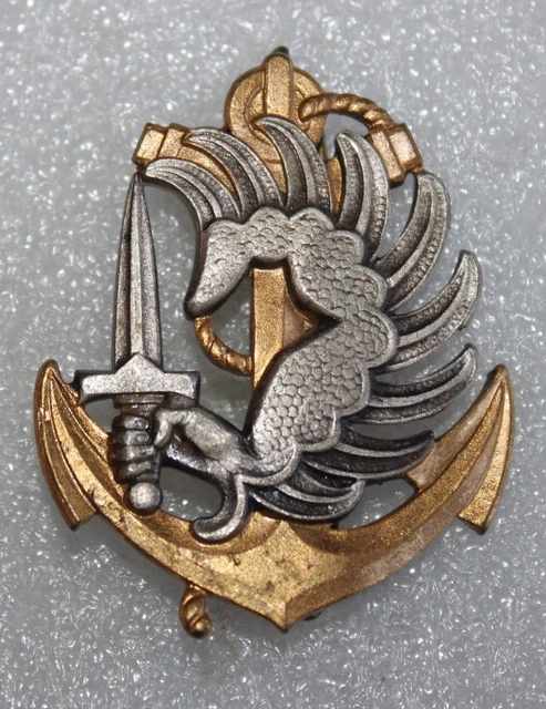 INSIGNE DE BERET PARACHUTISTE FABRICATION NON MARQUEE SURMOULAGE ANNEES 1950 - 1960 TAP Indochine Algerie