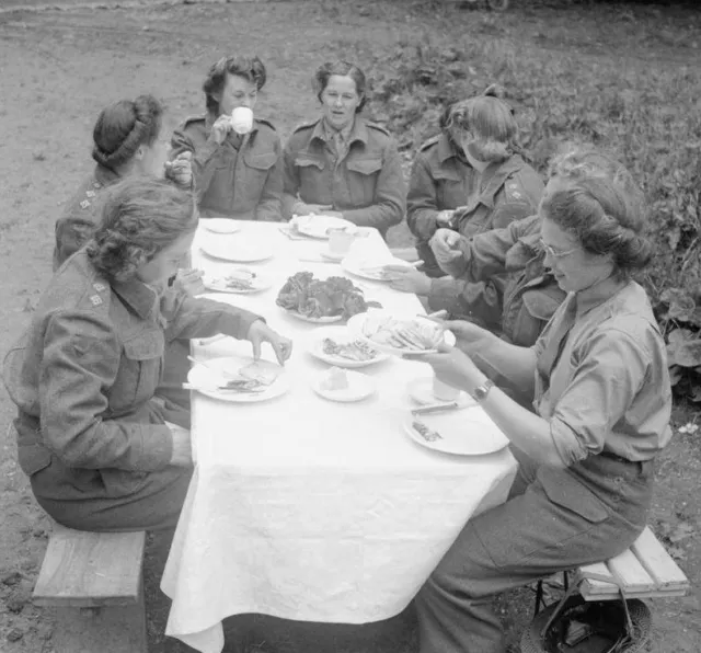 WW2 Photo WWII  Canadian Nurses Have Lunch Normandy June 44 World War Two / 1518