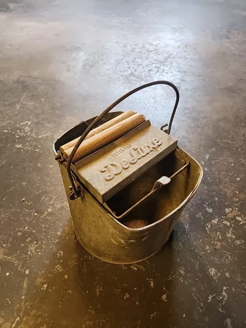 Vintage De Luxe Galvanized Metal Mop Bucket W/ Wood Rollers & Handle Primitave