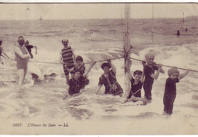 CPA 14 NORMANDIE TROUVILLE L'Heure du Bain. Baigneurs et Baigneuses. Ecrite 1913