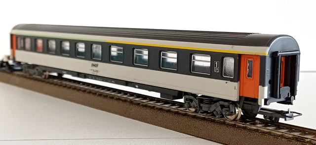 MODÉLISME FERROVIAIRE - voiture voyageurs type "Corail" - Roco