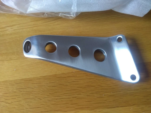 KAWASAKI ZXR750 EXHAUST Hanger - New - Genuine - 35011-1779