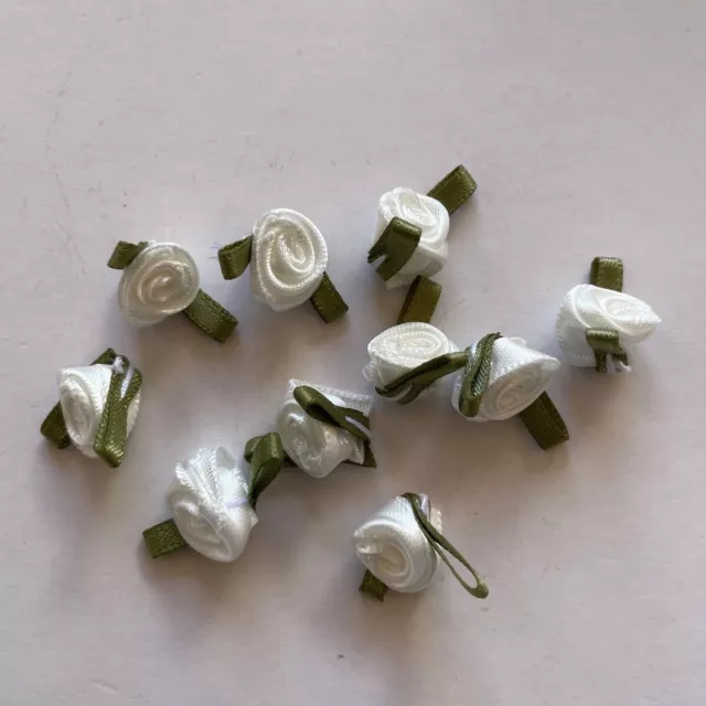 100 X Mini Pequeña Cinta Blanca Satinada Brotes Rosa Flores con Hojas Verdes 3