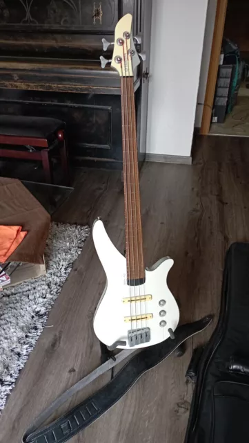 YAMAHA - RBX4 A2 - elektrischer Bass - weiß, inkl. Stand, Tasche und Ledergurt