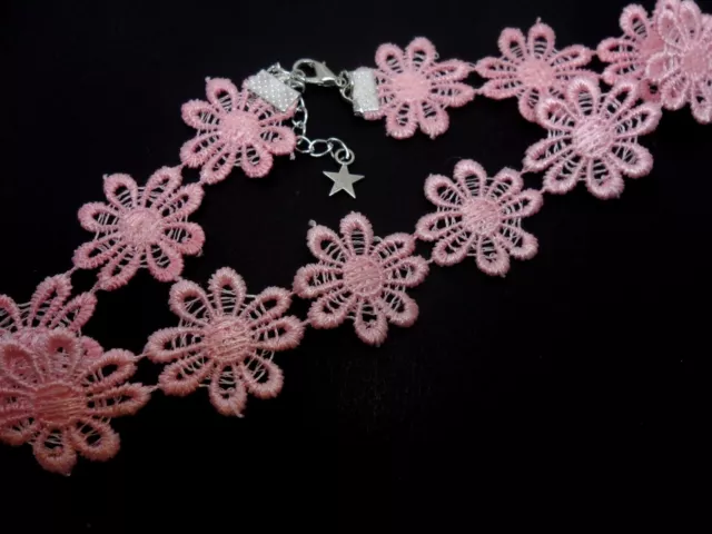 A Ladies Girls Pretty Pink Daisy Flowers  Festival Choker Necklace . New.