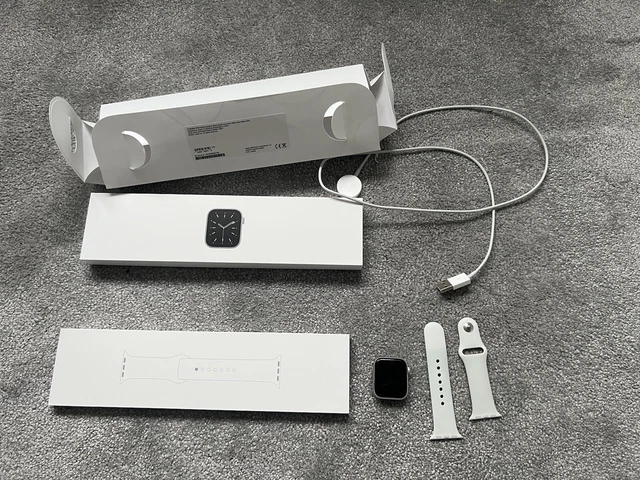 APPLE WATCH SERIES 6 GPS 40mm Silver Aluminium Case With White