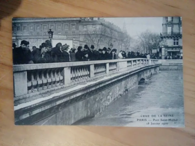 Cpa crue de la seine PARIS pont Saint Michel 28 janvier 1910 animée