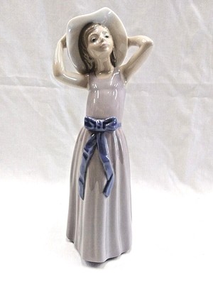 Vintage LLADRO Coy Girl with Hat 10" Figurine Glossy Finish Daisa 1978 ~ Spain