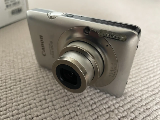 Canon IXUS 120 IS 12.1MP 4x Zoom Compact Digital Camera Silver, Charger and Case