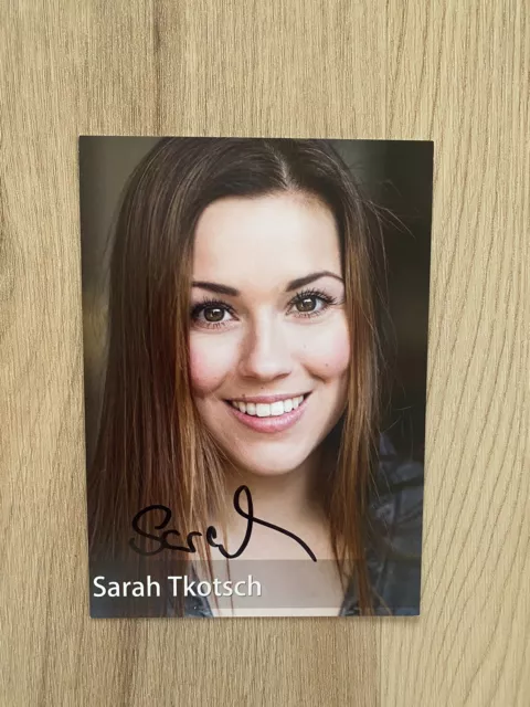 Sarah Tkotsch Deutsche Schauspielerin original handsigniert Autogrammkarte !!!