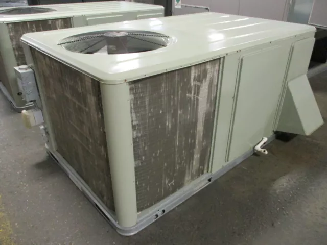 Trane Rooftop Unit YHC048E1EHA0ZD00000000000 4-Ton 208/230V 1Ph MFD: 2011 Used