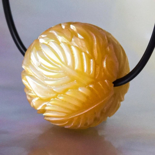Tropical Leaf Design Bead 14.55 mm Carved Mother-of-Pearl Handmade drilled 4.09g