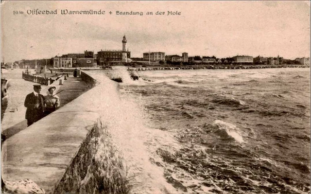 AK gelaufen Ostseebad Warnemünde + Brandung an der Mole