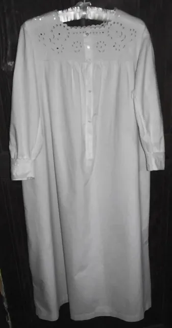 Chemise de nuit ancienne époque 1900 en batiste blanc cousue et brodée main.