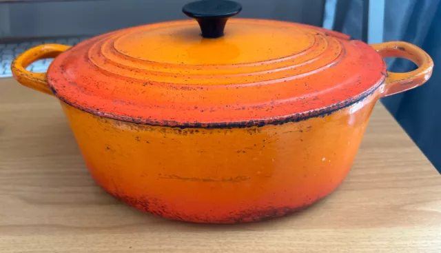 Casseruola in ghisa Le Creuset piatto ovale arancione vulcanico numero 25 danneggiata 3