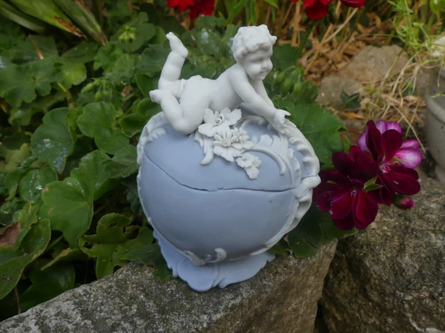 Porcelaine Allemande boite en biscuit Rocaille Amour ailes cassées Putti 1900