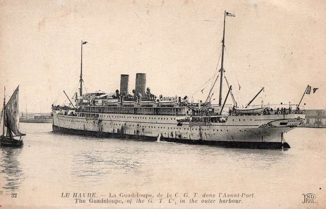 Carte postale BATEAUX - LE HAVRE. Paquebot LA GUADELOUPE. CGT dos vert