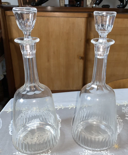 Paire de carafes anciennes en cristal taillé