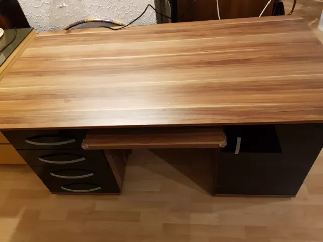 Massiver Schreibtisch mit ausziehbarem Tastaturfach, Schubladen und Schrankfach