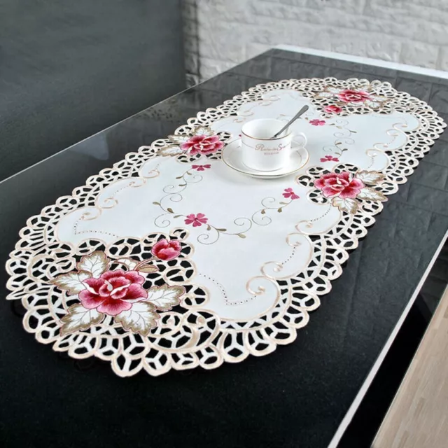 Housse de table ovale en dentelle blanche avec motif floral brodé petite taille