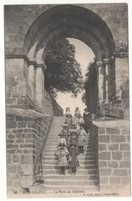 CPA 55 - BAR-le-DUC : LA PORTE DU CHÂTEAU - Très animé (MEUSE) - NON ÉCRITE