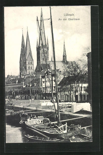 AK Lübeck, Straßenpartie an der Obertrave mit Segelschiffen vor Anker 1917