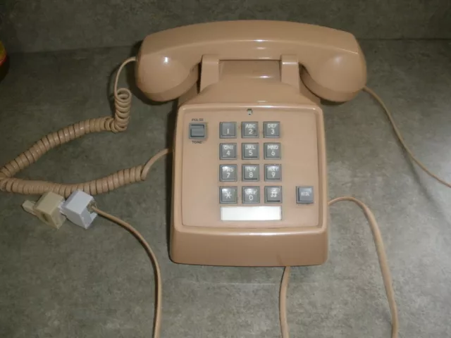 Vintage Cream Color Radio Shack Push Button Desk Phone Telephone 43-365A ET-170