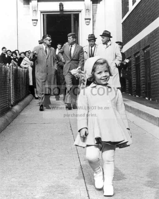 President-Elect John F. Kennedy Carries Caroline's Doll - 8X10 Photo (Dd421)