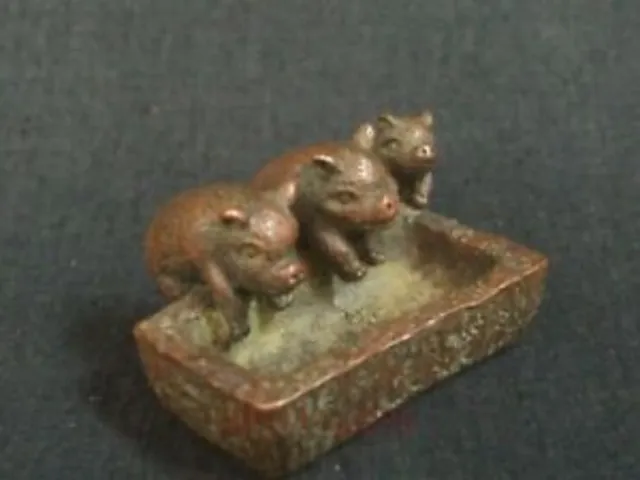 Chinese Collected Bronze Carving Lovely Pig Feed Statue Paperweight Decoration 2