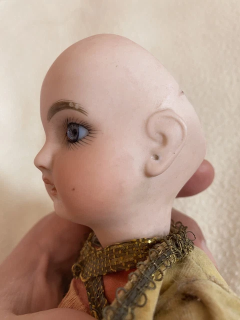 Ancienne poupée porcelaine - France