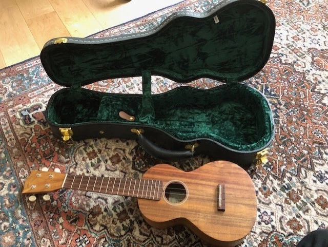 Martin C1K Hawaiian Koa Wood Acoustic Concert Ukulele with Books and Hardcase Martin C1K Hawaiian Koa Wood Acoustic Concert Ukulele with Books and Hardcase
