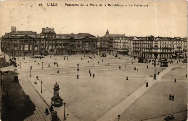 CPA LILLE Panorama de la Place de la République (983885)
